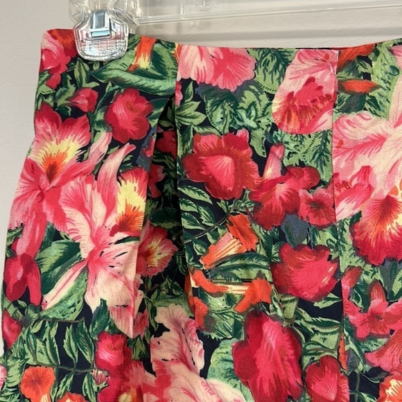 Majorelle Womens Shorts Red Floral Pockets Back Zip Lined Revolve high waisted - Picture 2 of 10